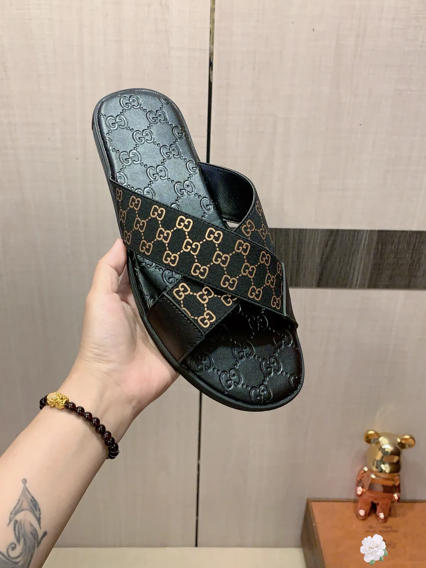 Slippers: New model: Factory price: 260💰💰🎩🎩🔥🔥《 Gucci* 》Series of slippers top purchasing agent🔍🔍Sold at the same time for men, original Italian imported webbing made of selected cowhide, exquisite workmanship,), sole: (super comfortable) original factory special sole, ⚠️exclusive double-layer movable molded sole super comfortable⚠️, real shot🎬the real thing is more beautiful🔍🔍266 regular code 38-44, can be ordered 45.